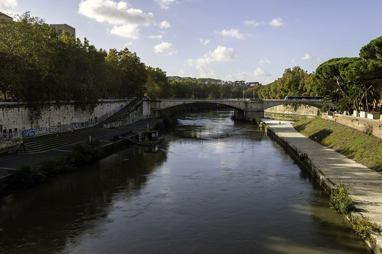 Bridge-across-Tiber-River.jpg