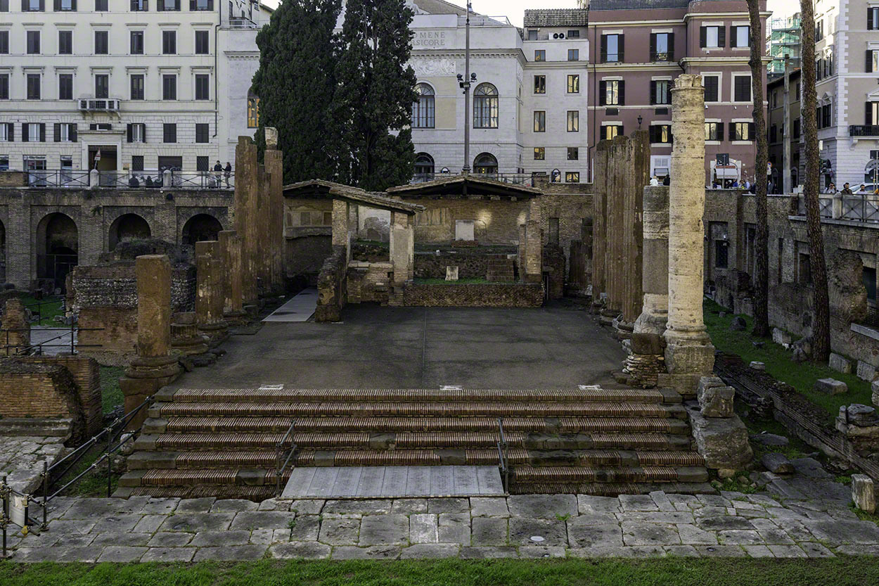 Largo-di-Torre-Argentina-2.jpg