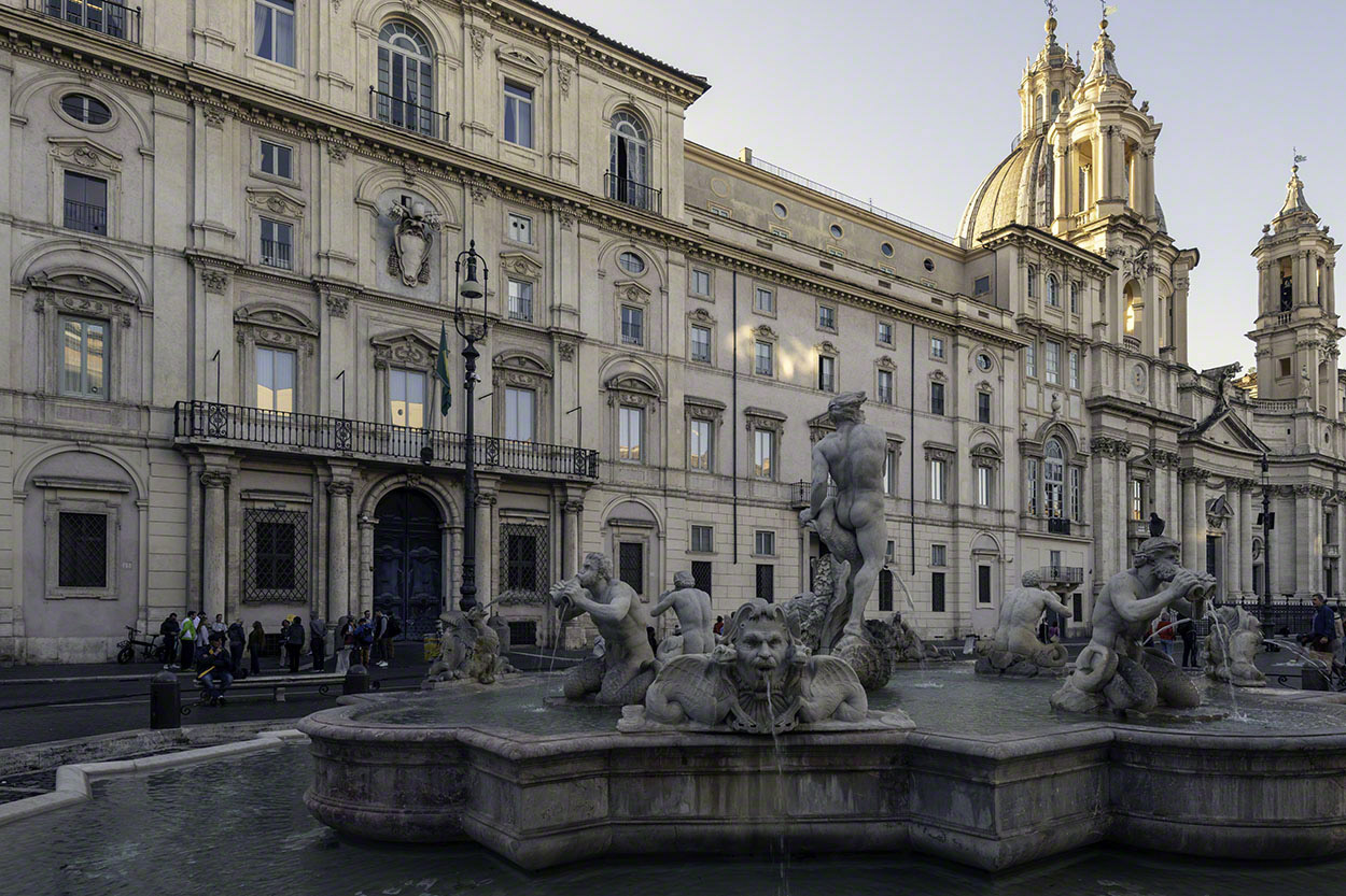 Piazza-Navona-and-Fontana-del-Moro.jpg