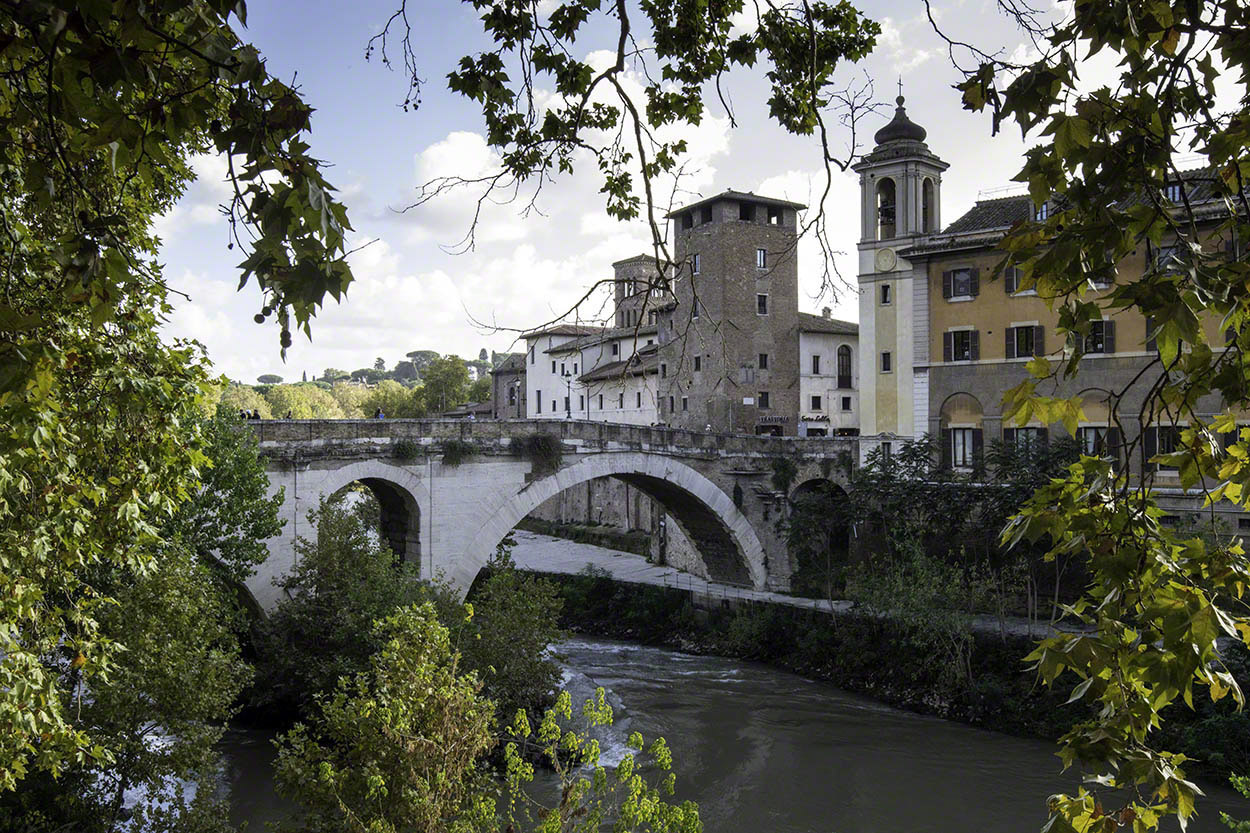 View-across-Tiber-River-to-Tiber-Island-1.jpg