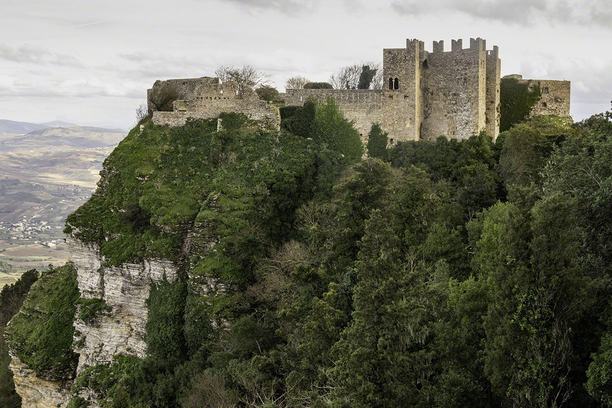 Castello-di-Venere-and-Torretta-Pepoli,-Erice-3.jpg