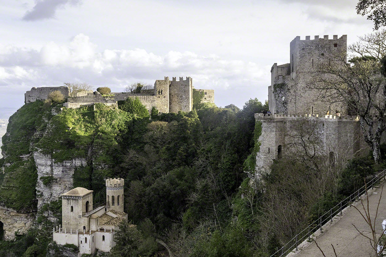 Castello-di-Venere-and-Torretta-Pepoli,-Erice-4.jpg