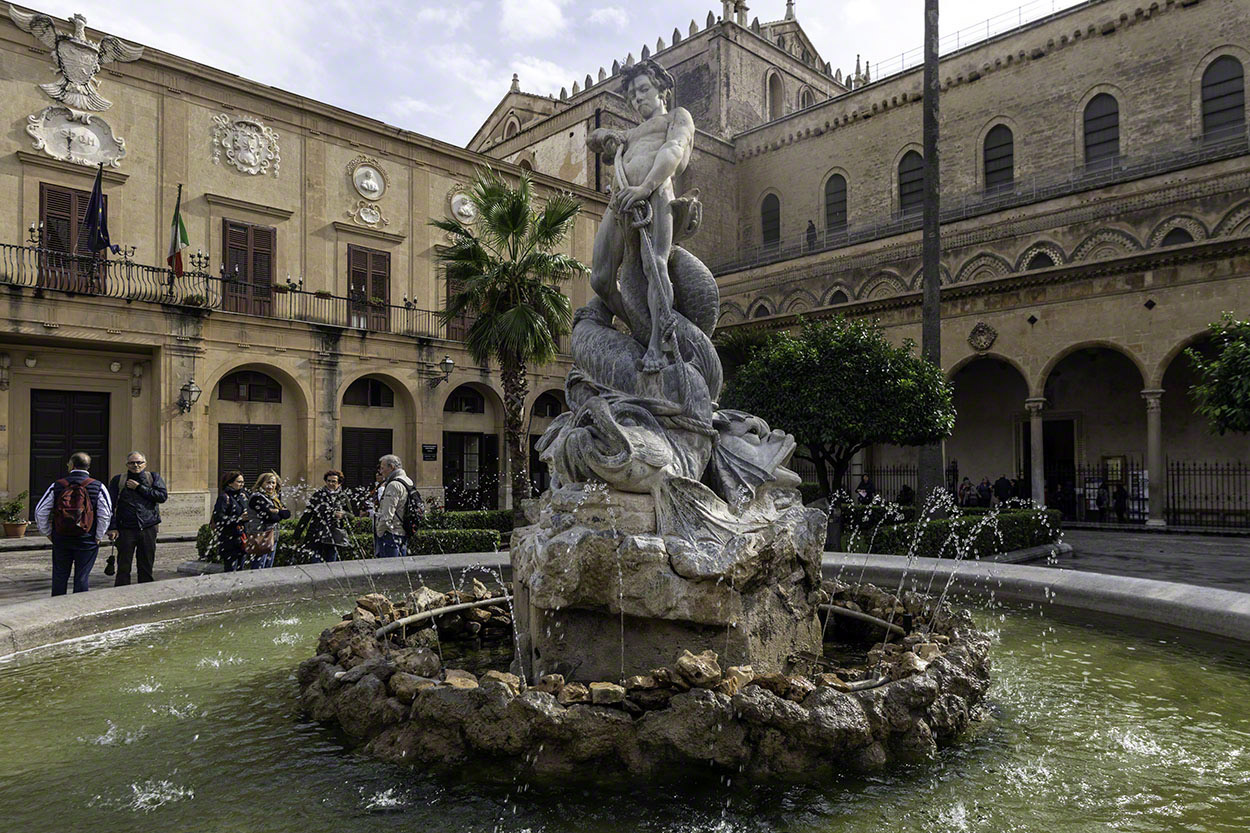 Fountain-in-Guglielmo-Square,-Monreale.jpg