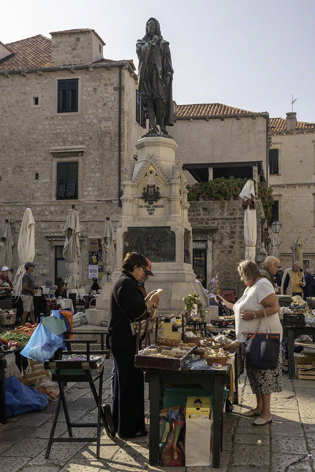 Gundulic-Square-with-Statue-of-Ivan-Gundulic-Dubrovnik-1.jpg