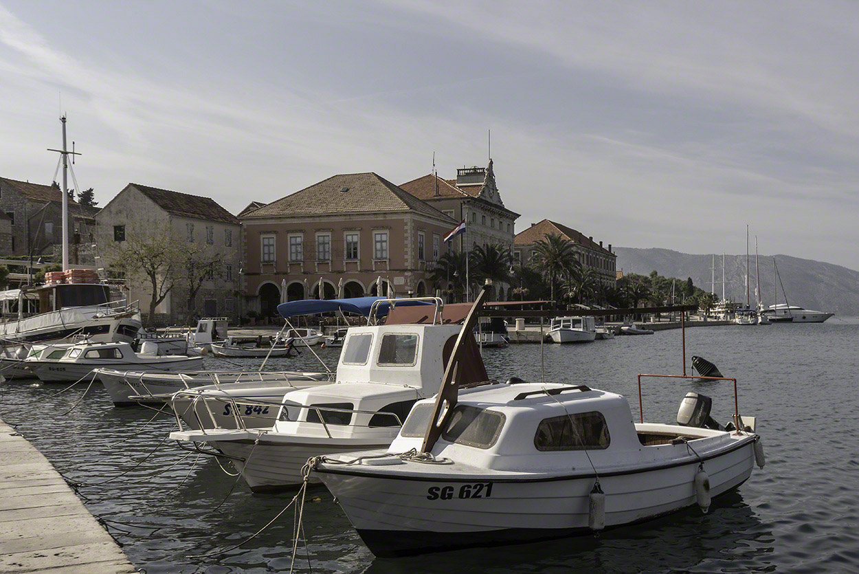 Stari-Grad-Harbor-2.jpg