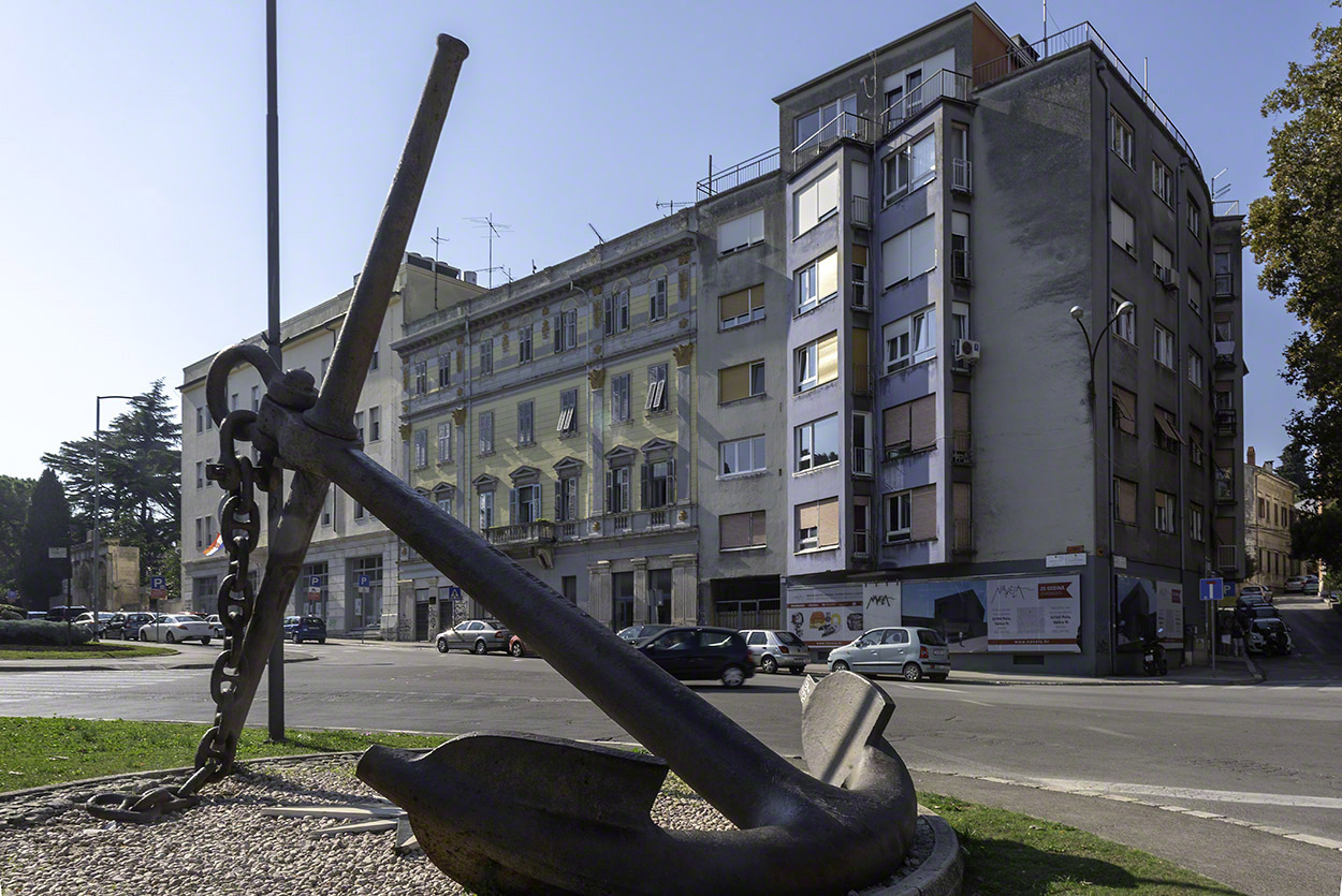 Iron-Anchor-Monument,-Pula.jpg