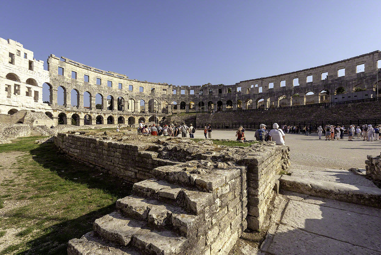 Roman-Coliseum,-Pula-1.jpg