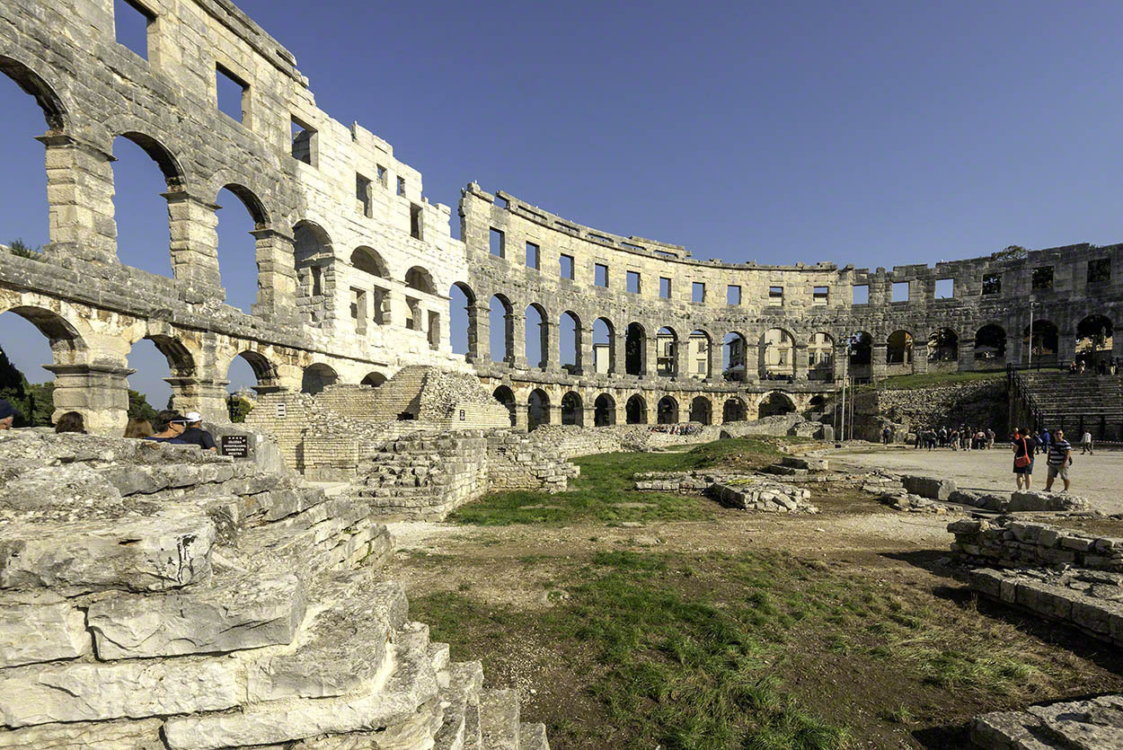 Roman-Coliseum,-Pula-4.jpg