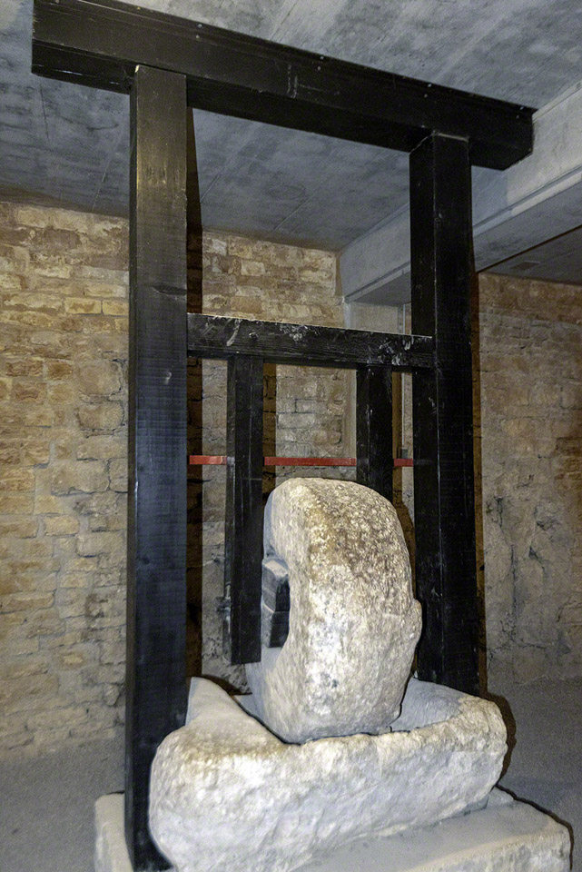 Roman-crusher,-Pula.jpg