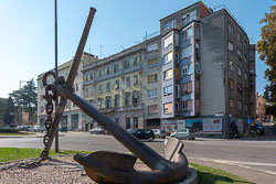 Iron-Anchor-Monument,-Pula.jpg