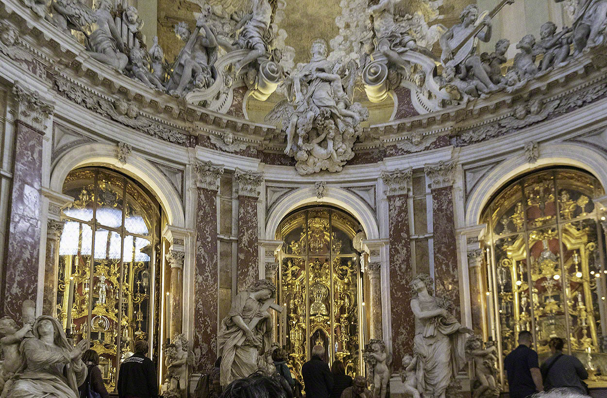 Chapel-of-the-Relics-(Treasury-Chapel),-Basilica-of-St.-Anthony,-Padova.jpg