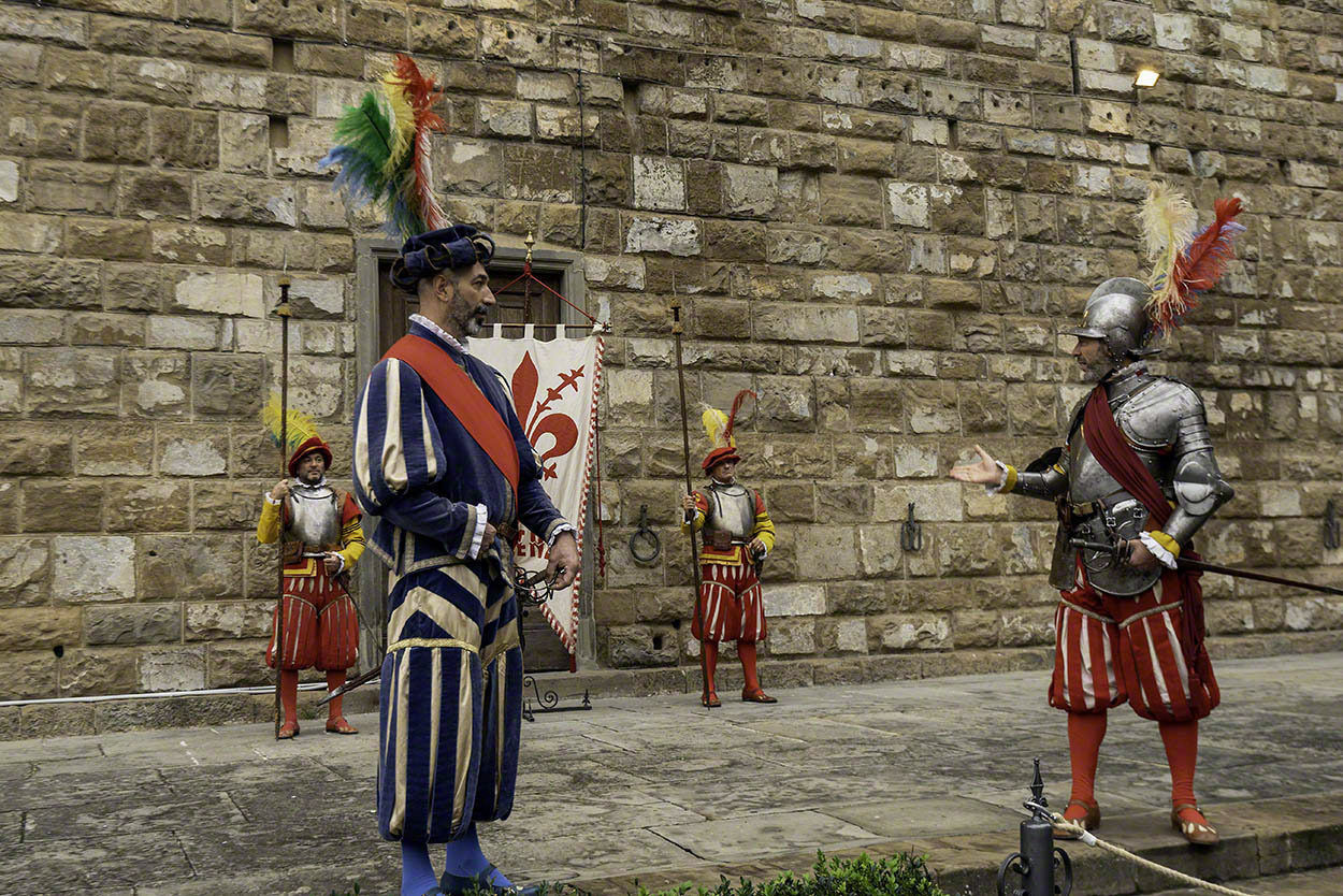 The-guards-at-Palazzo-Vecchio.jpg