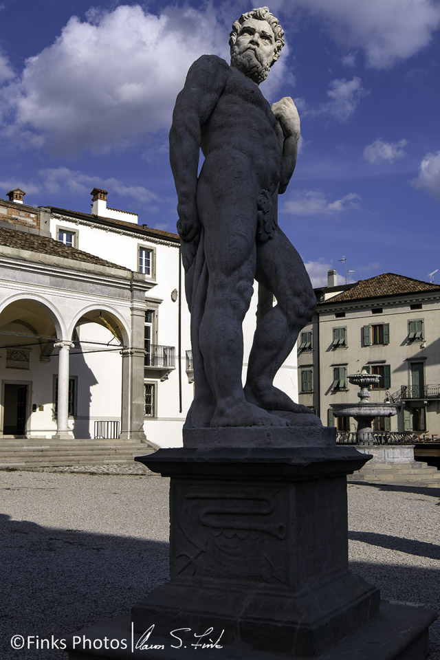 Statue-of-Hercules,-Piazza-della-Libertà.jpg