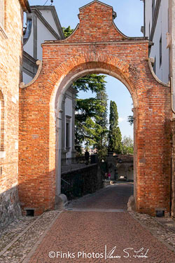 Arch-by-Udine-Castle.jpg