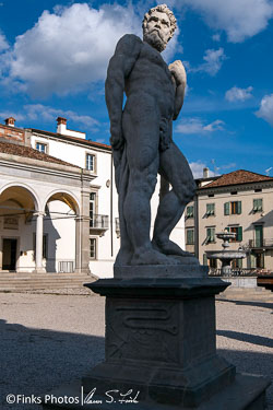 Statue-of-Hercules,-Piazza-della-Libertà.jpg
