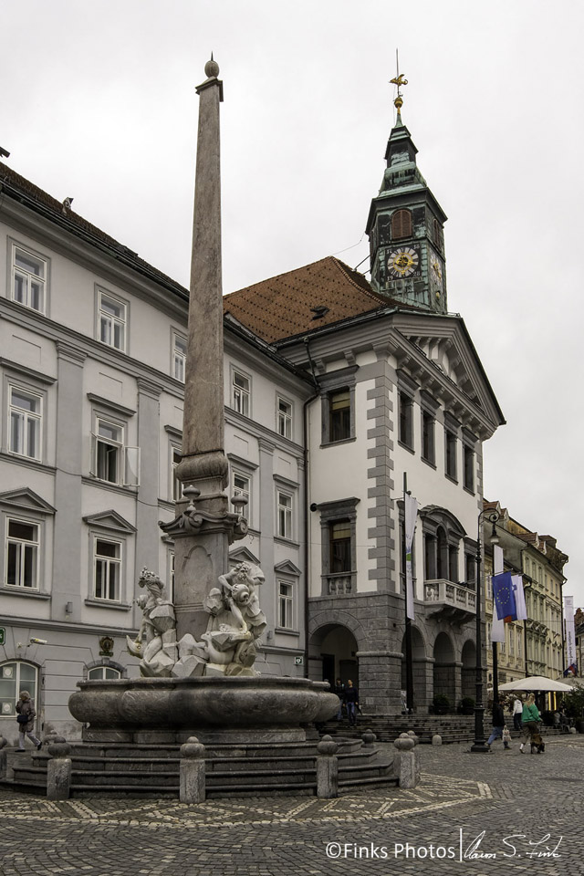 Ljubljana-Town-Hall-and-the-Fountain-of-the-Three-Carniolan-Rivers.jpg