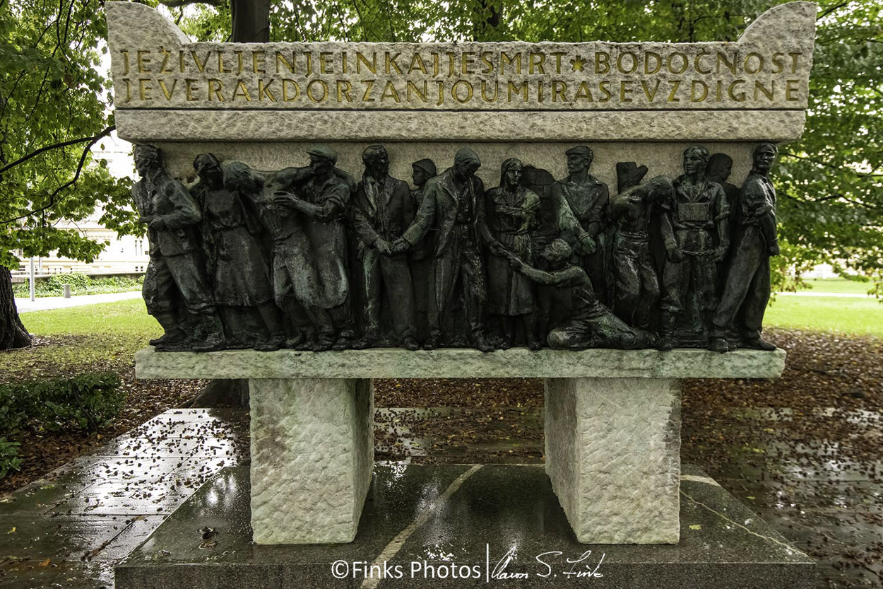 Tomb-of-National-Heroes,-National-Heroes-Square.jpg